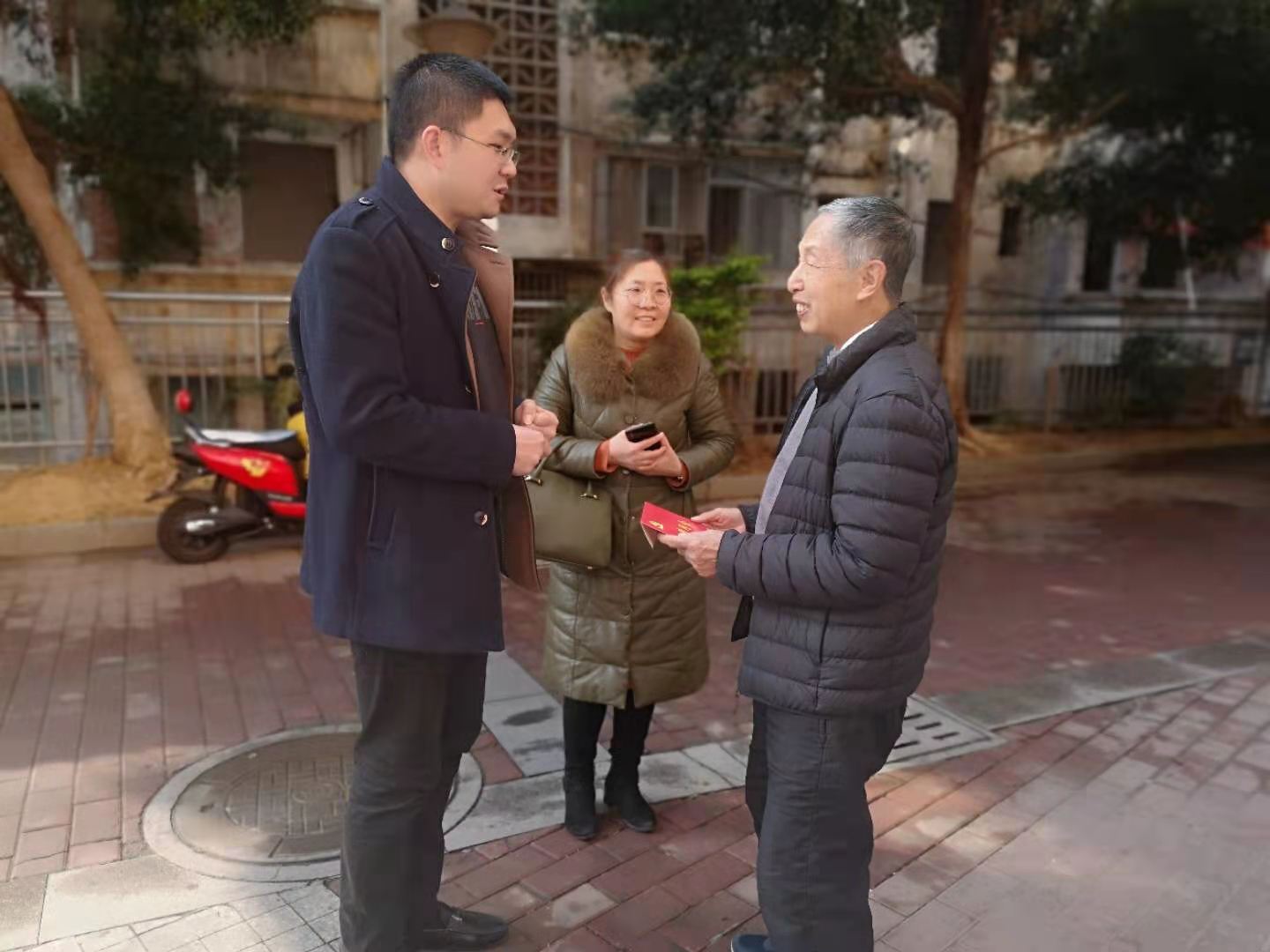 2021.2.03春节走访困难党员.jpg
